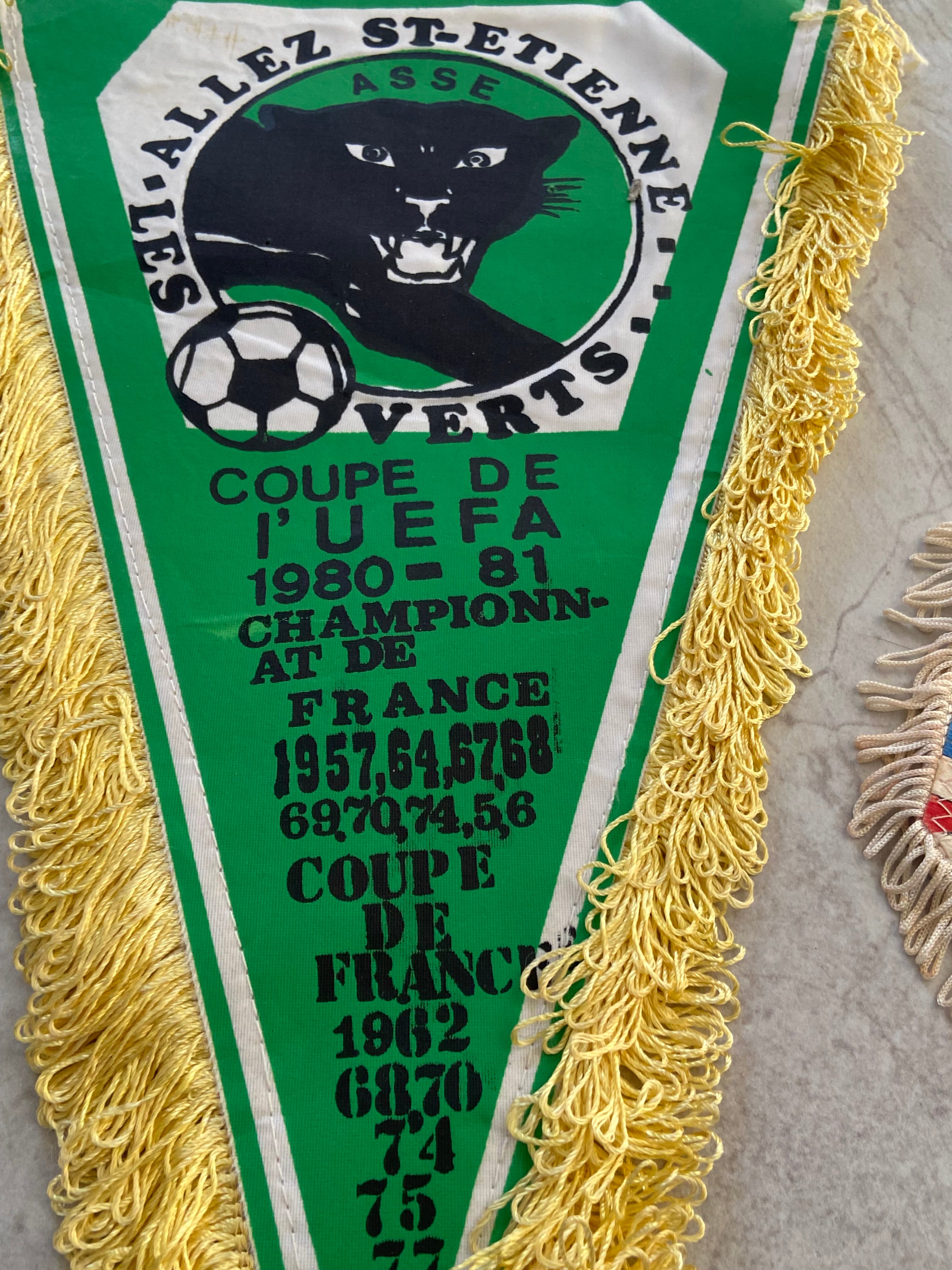 Lot de 3 Fanions officiel de foot de l’AS SAINT-ÉTIENNE ASSE – Palmarès 10 Titres – Iconique Panthère Noire