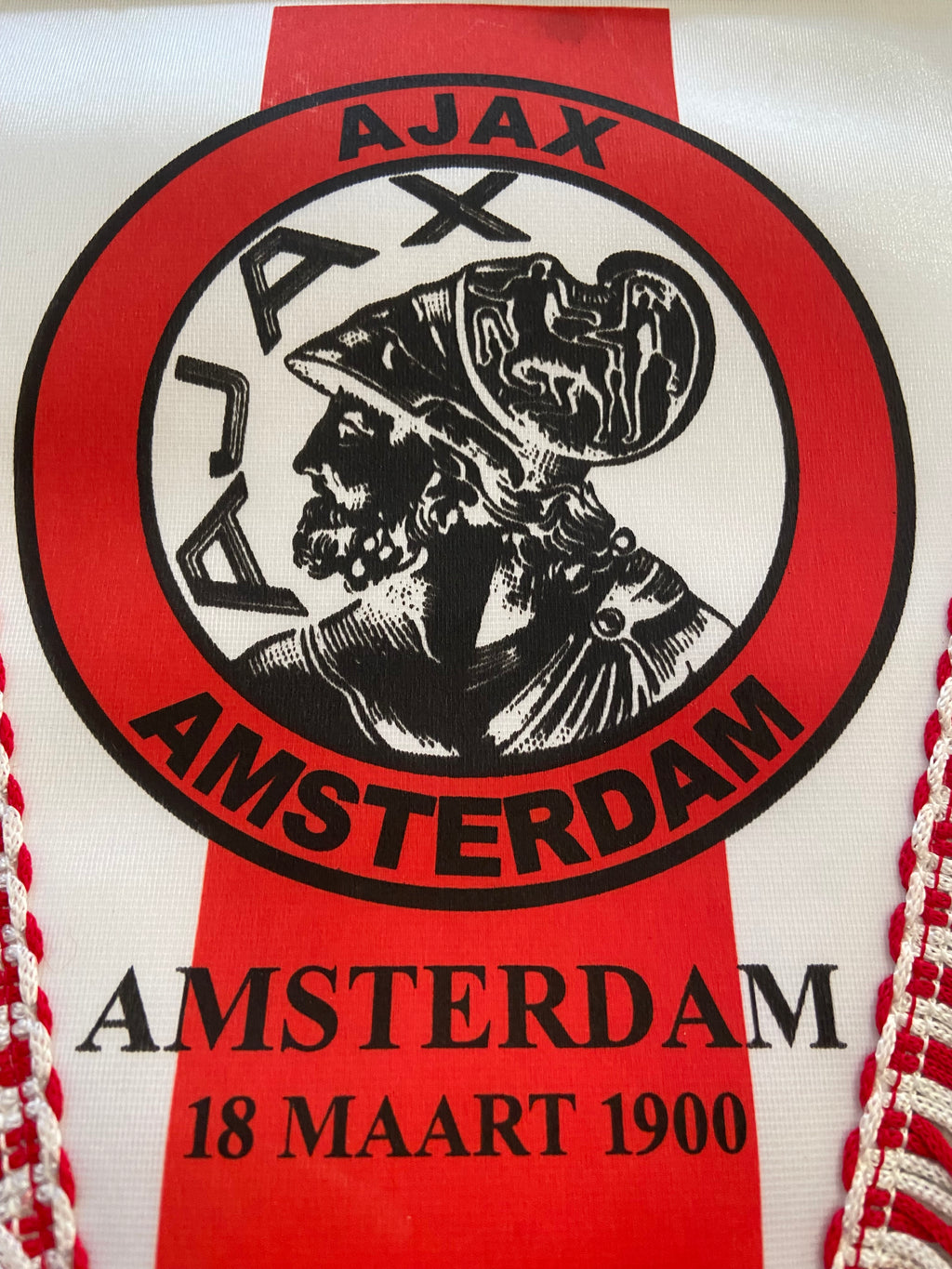 Fanion officiel de foot - Ajax Amsterdam – Design Légendaire "Classic Emblem" (1928-1990) – Produit Officiel sous Licence Collector
