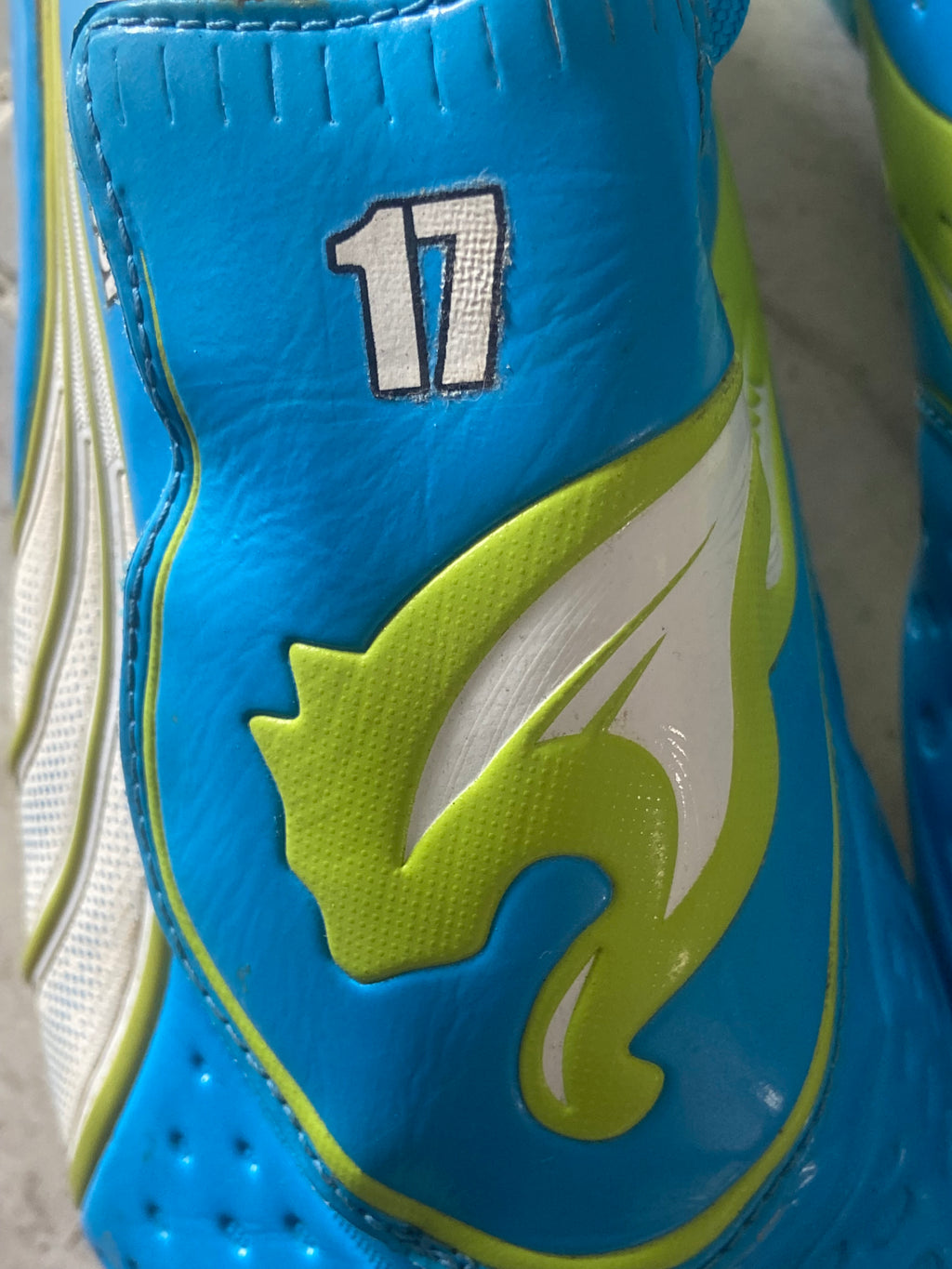 Paire de chaussures à crampons PUMA V1.11 i FG (portées Olivier GIROUD) MONTPELLIER 2011-12