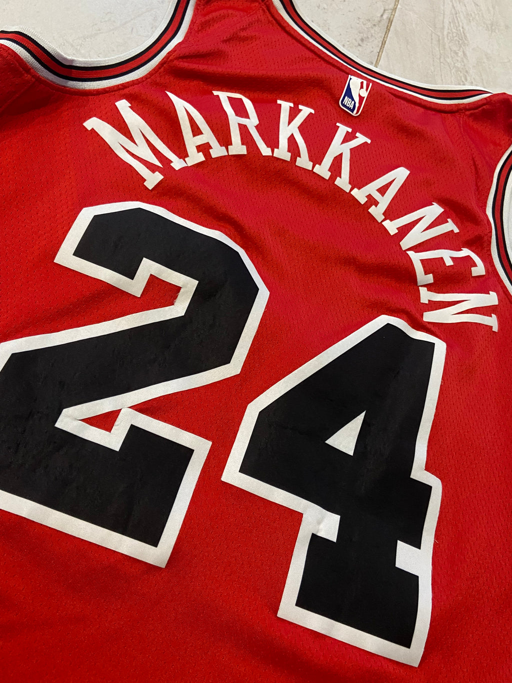 Maillot Nike de BASKET-BALL des CHICAGO BULLS (N.24 MARKKANEN) année 2017
