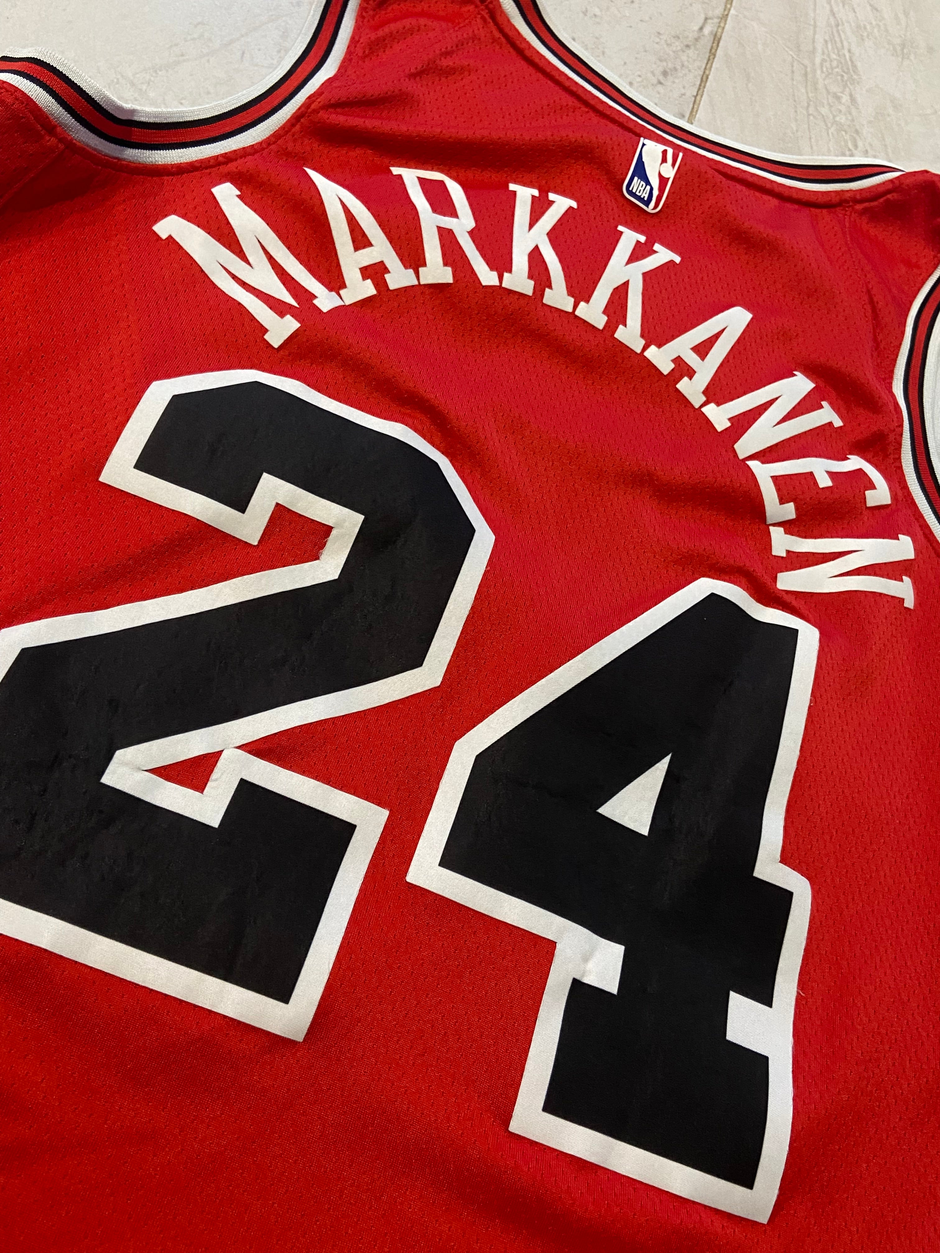 Maillot Nike de BASKET-BALL des CHICAGO BULLS (N.24 MARKKANEN) année 2017