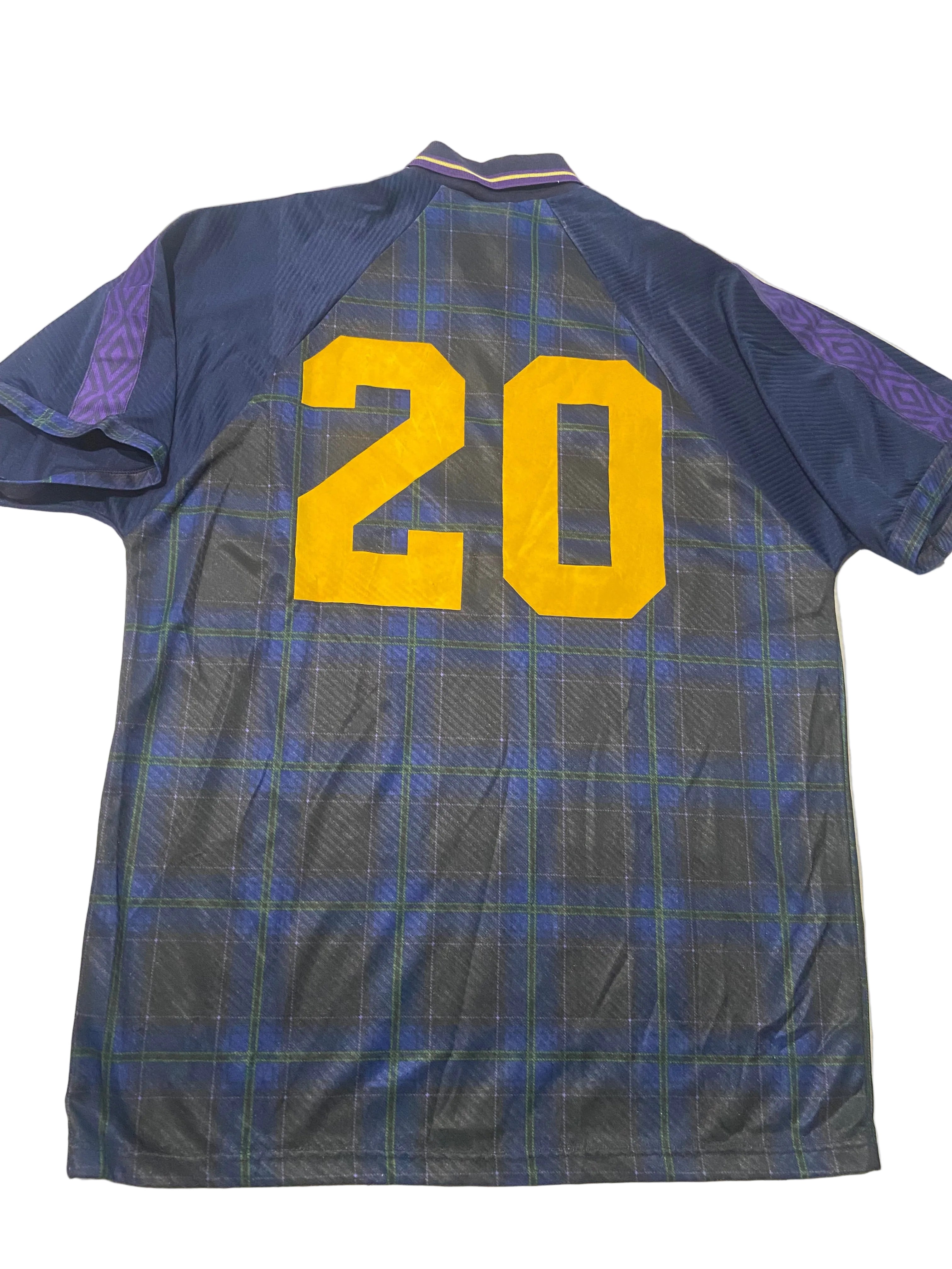 Maillot de foot de l’Écosse (porté par le N.20 BOOTH) contre les USA en 1996 (certificat d’authenticité fourni)