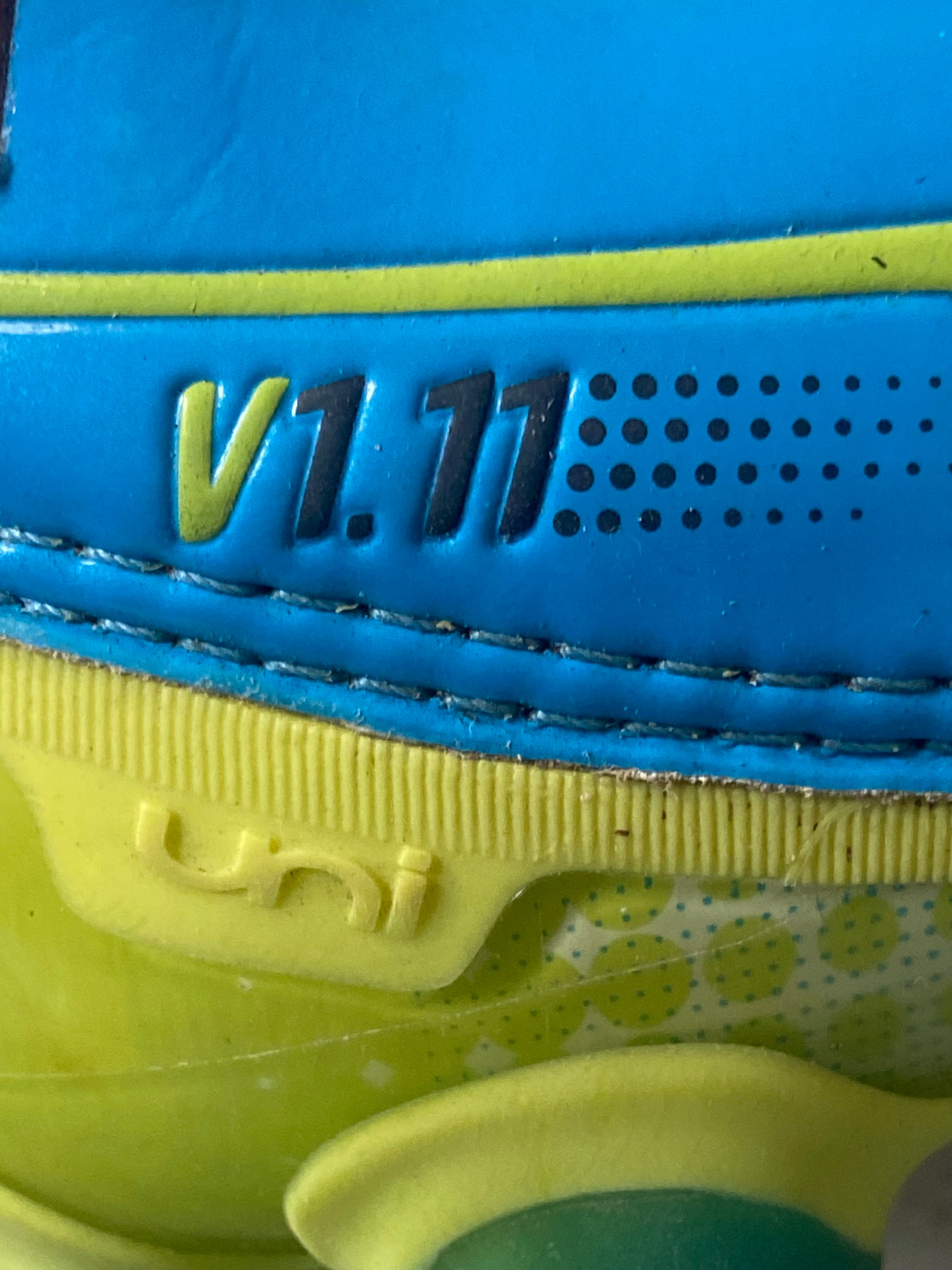 Paire de chaussures à crampons PUMA V1.11 i FG (portées Olivier GIROUD) MONTPELLIER 2011-12