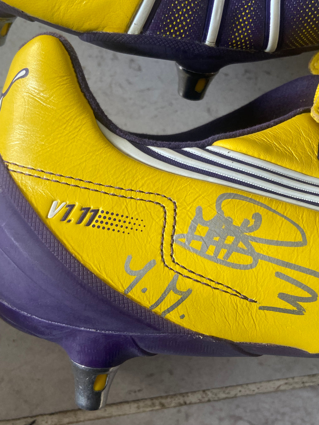 Paire de chaussures à crampons PUMA V1.11 (portées Mapou YANGAMBIWA) MONTPELLIER MHSC