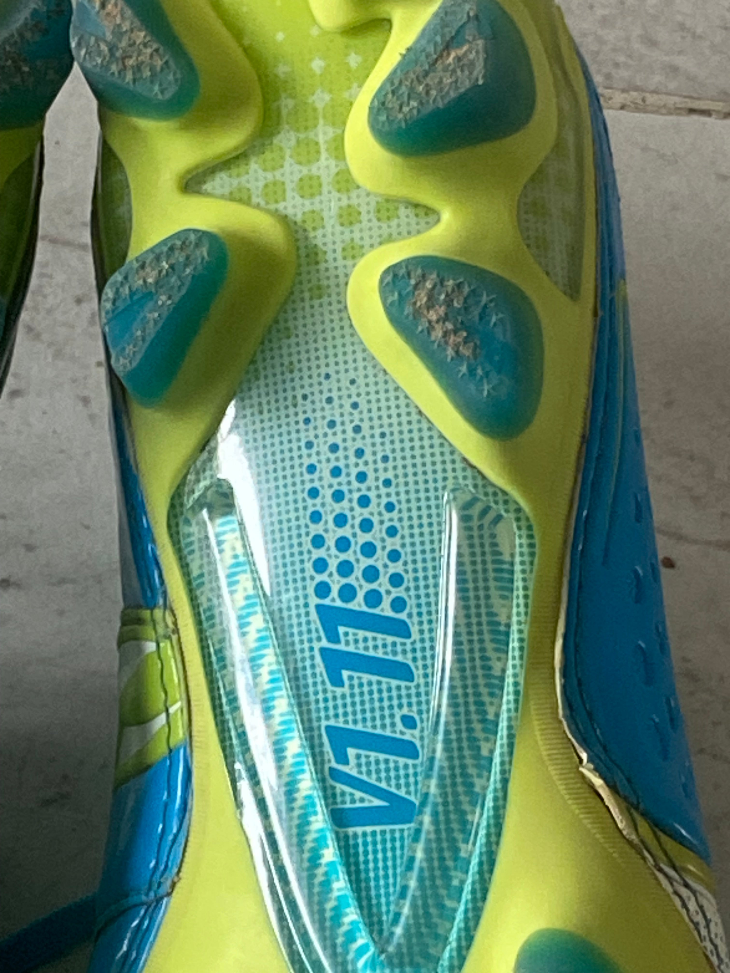 Paire de chaussures à crampons PUMA V1.11 i FG (portées Olivier GIROUD) MONTPELLIER 2011-12