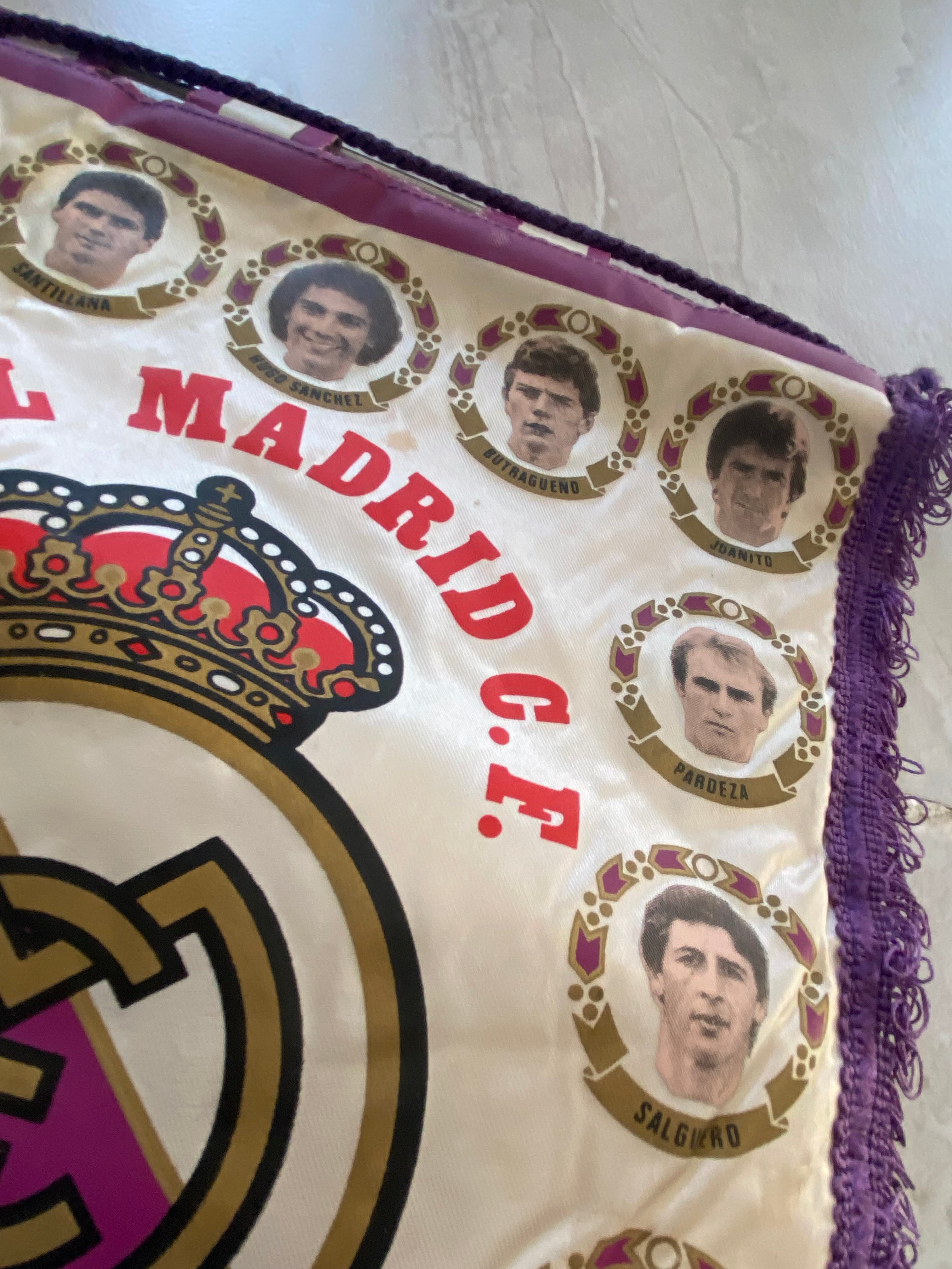 Fanion officiel de foot du RÉAL de MADRID C.F. Fin 80s – Effectif Légendaire « La Quinta del Buitre » Collector