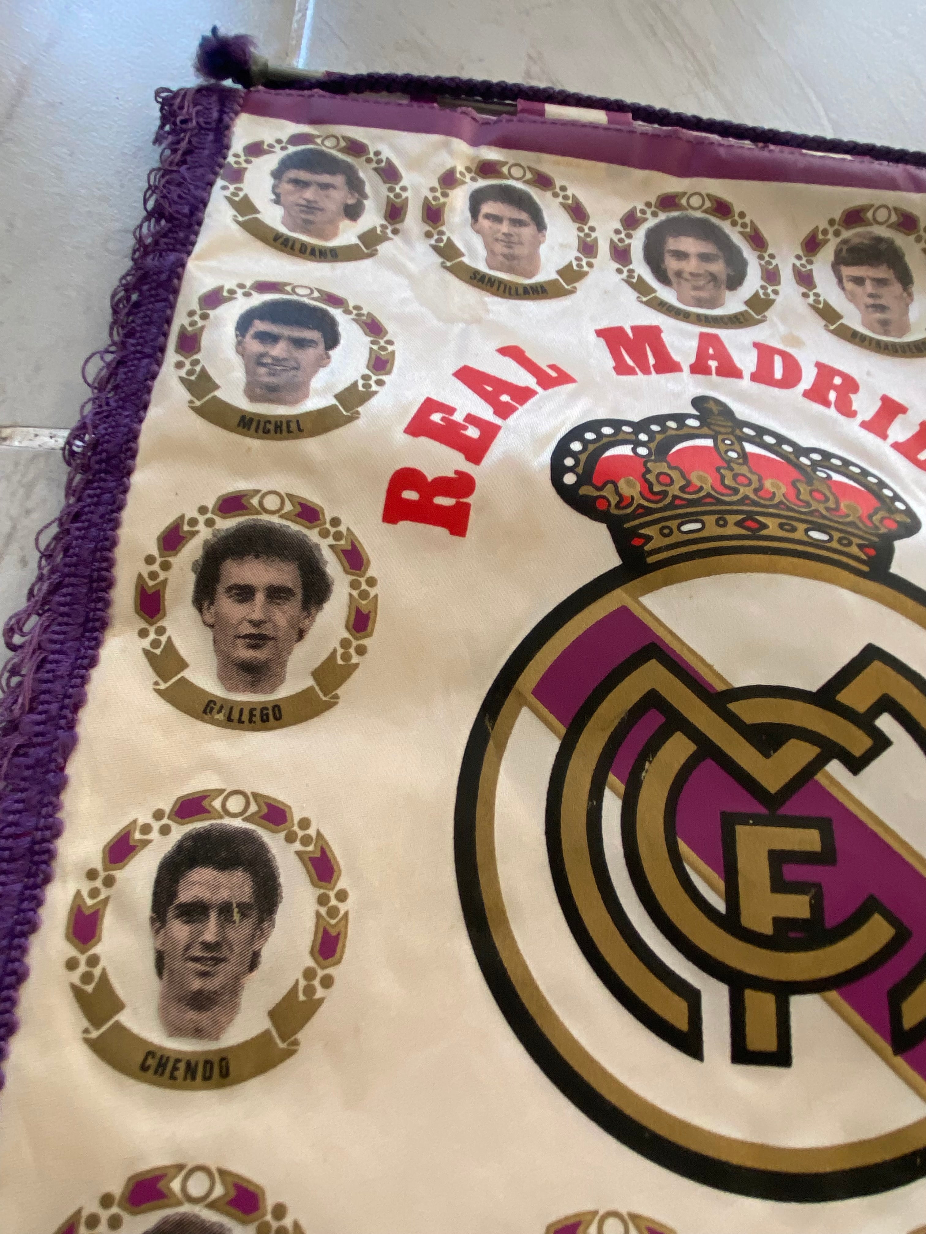 Fanion officiel de foot du RÉAL de MADRID C.F. Fin 80s – Effectif Légendaire « La Quinta del Buitre » Collector