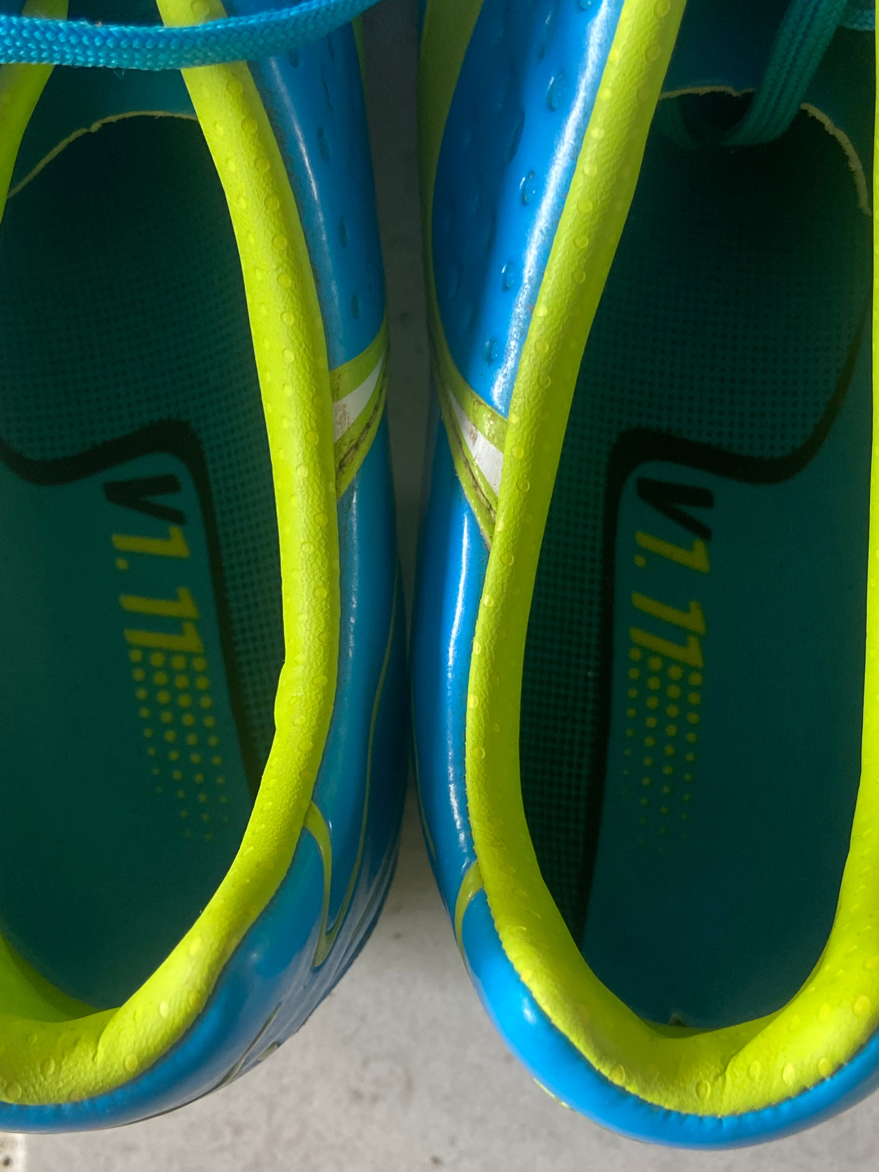 Paire de chaussures à crampons PUMA V1.11 i FG (portées Olivier GIROUD) MONTPELLIER 2011-12