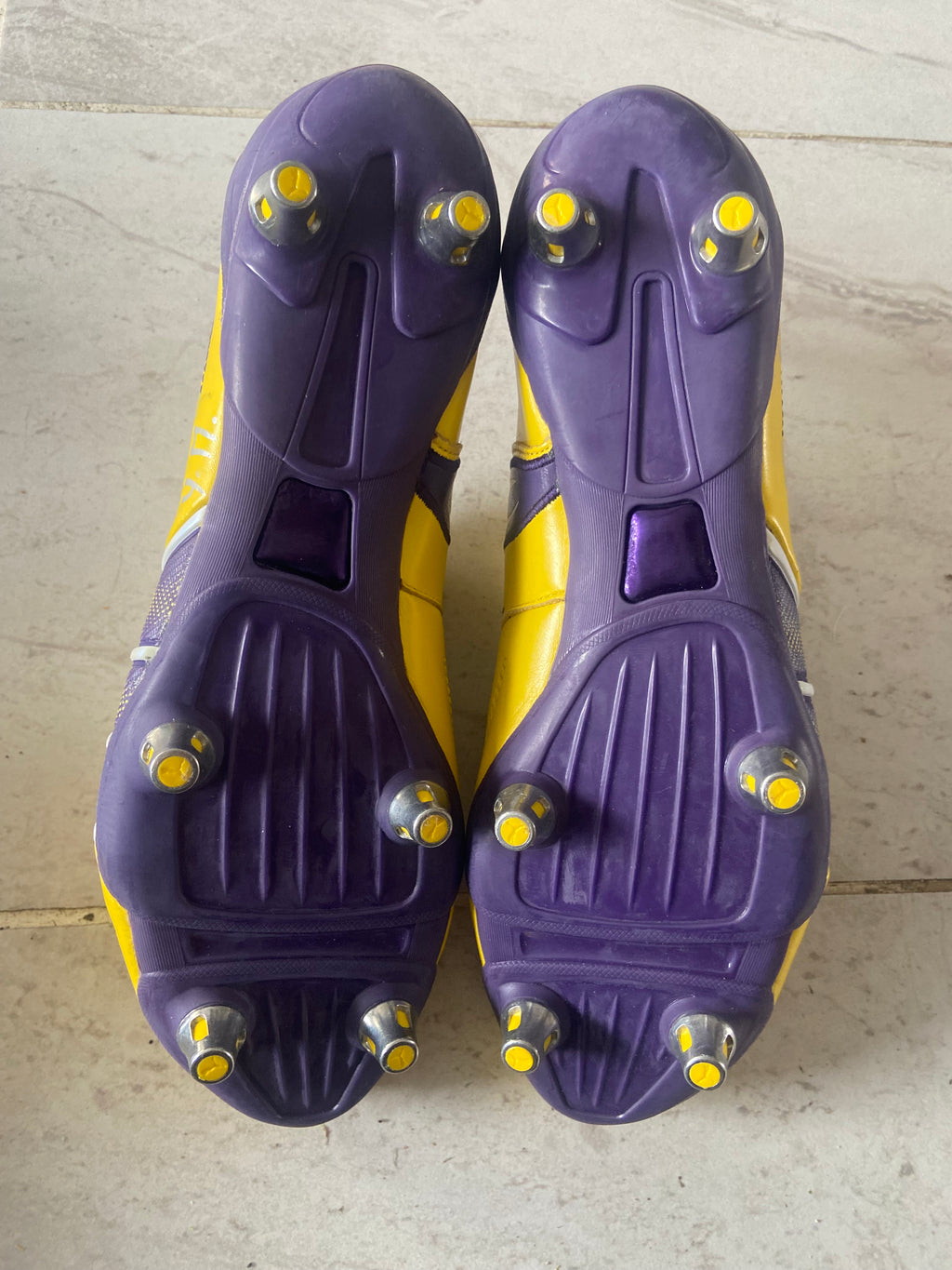 Paire de chaussures à crampons PUMA V1.11 (portées Mapou YANGAMBIWA) MONTPELLIER MHSC