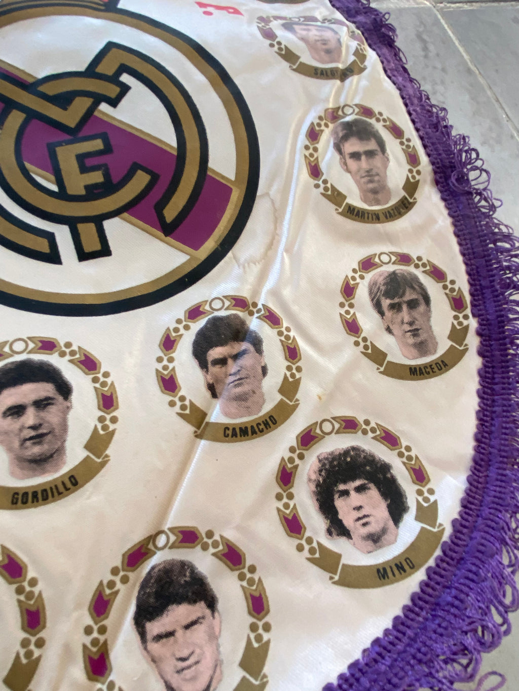 Fanion officiel de foot du RÉAL de MADRID C.F. Fin 80s – Effectif Légendaire « La Quinta del Buitre » Collector
