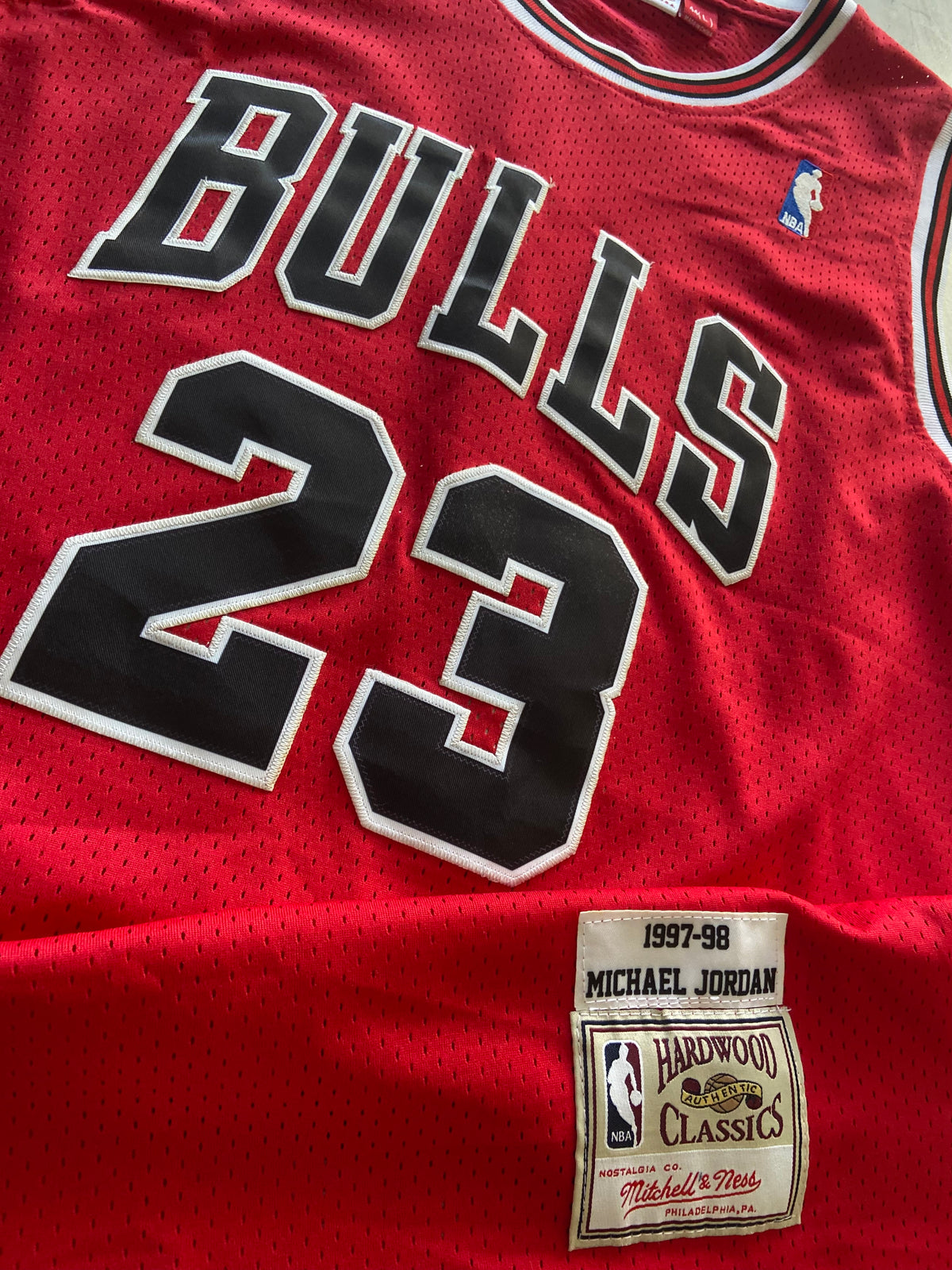 Maillot MITCHELL & NESS de BASKET-BALL de l’équipe des CHICAGO BULLS (N.23 JORDAN) année 1997-98