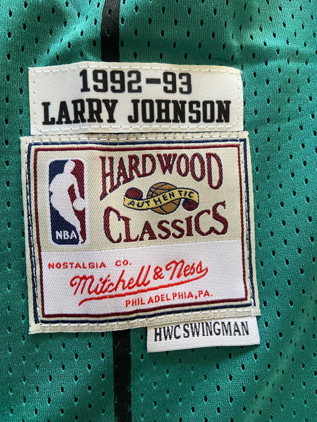 Maillot MITCHELL & NESS de BASKET-BÀLL de l’équipe des CHARLOTTE HORNETS (N.2 JOHNSON) année 1992-93