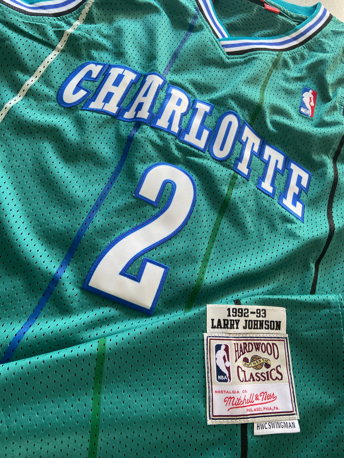 Maillot MITCHELL & NESS de BASKET-BÀLL de l’équipe des CHARLOTTE HORNETS (N.2 JOHNSON) année 1992-93