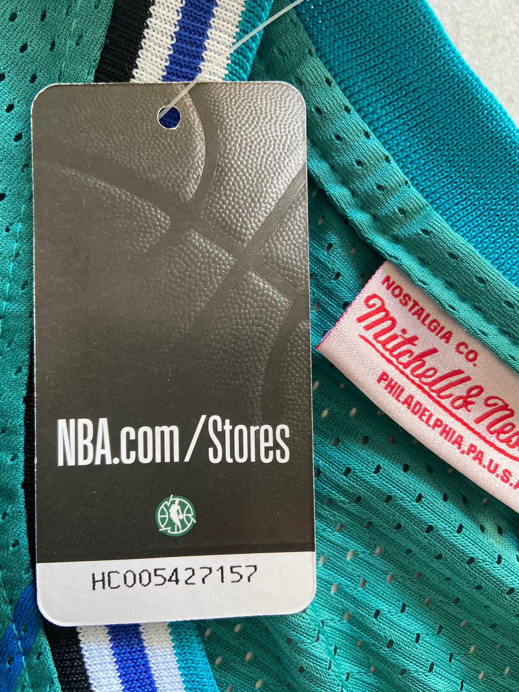 Maillot MITCHELL & NESS de BASKET-BÀLL de l’équipe des CHARLOTTE HORNETS (N.2 JOHNSON) année 1992-93
