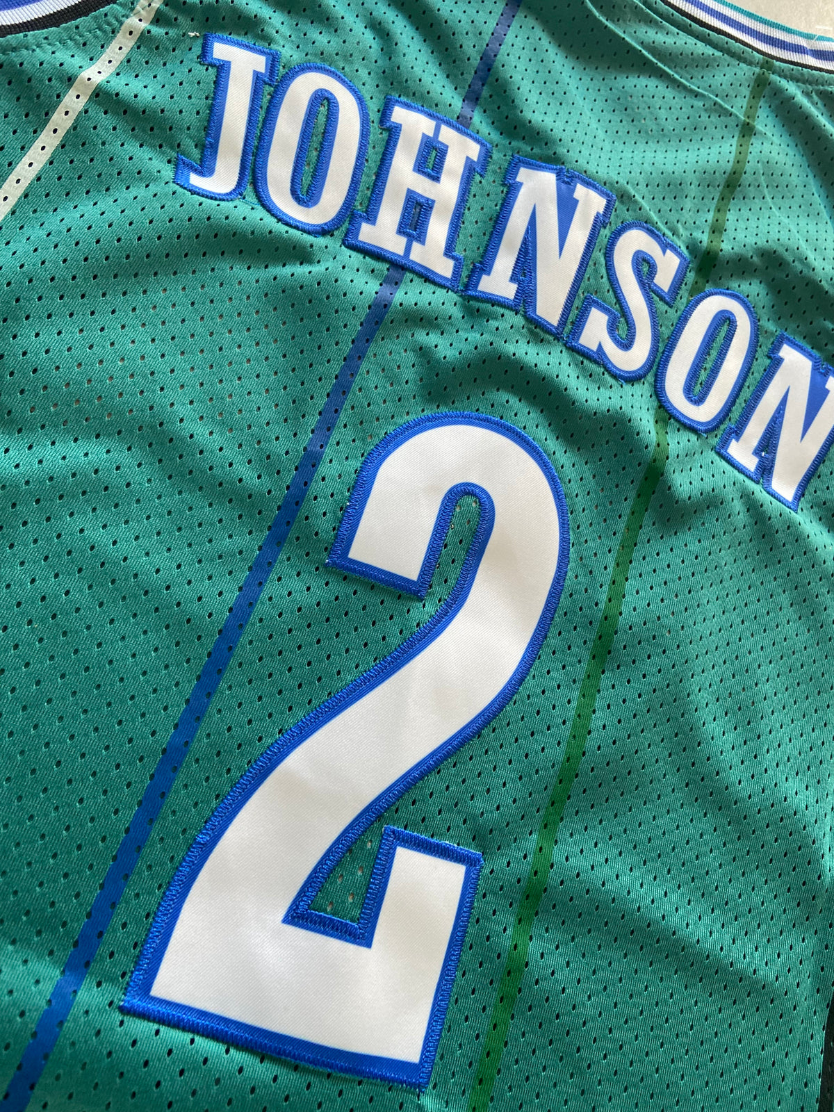 Maillot MITCHELL & NESS de BASKET-BÀLL de l’équipe des CHARLOTTE HORNETS (N.2 JOHNSON) année 1992-93